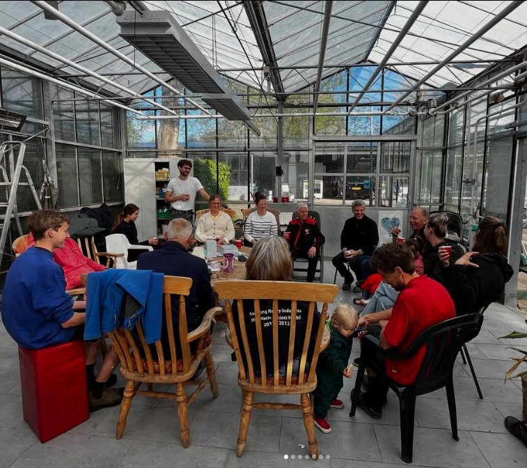 Deelnemers en begeleiders ontmoeten elkaar in de kas van de leefstijlzorgboerderij